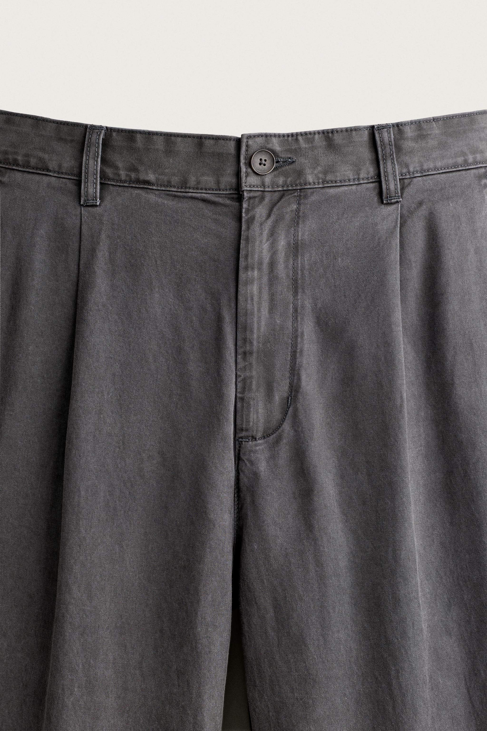 RELAXED FIT PLEATED CHINO PANTS